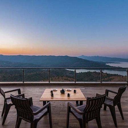 Eyes On The Lake By Stayvista - A Hillside Villa With A Captivating View Of The River 浦那 外观 照片