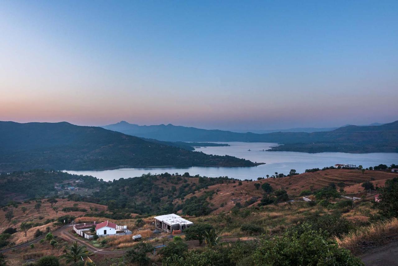 Eyes On The Lake By Stayvista - A Hillside Villa With A Captivating View Of The River 浦那 外观 照片